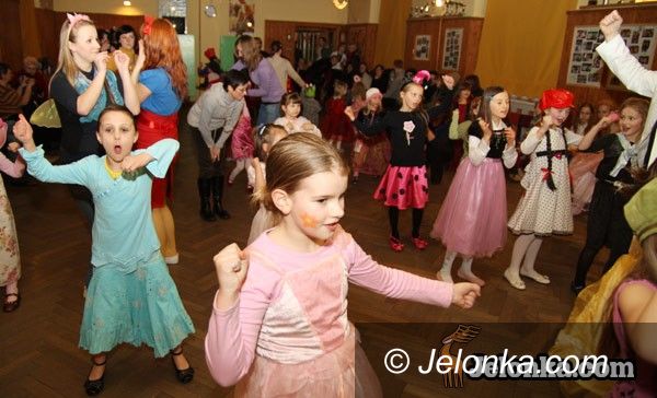 JELENIA GÓRA: Roztańczony „Jelonek” w rytmach karnawału – VIDEO