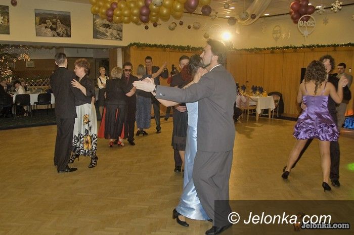 JELENIA GÓRA: Do poloneza w czerwonym dessous