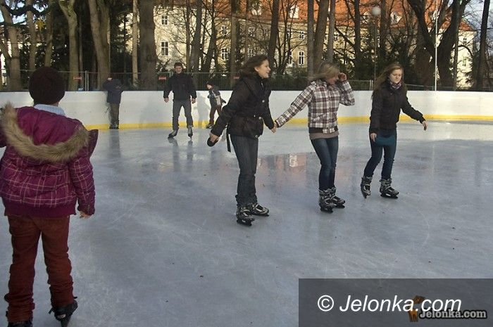 JELENIA GÓRA: Lodowisko: wczoraj mokro, dziś ślisko