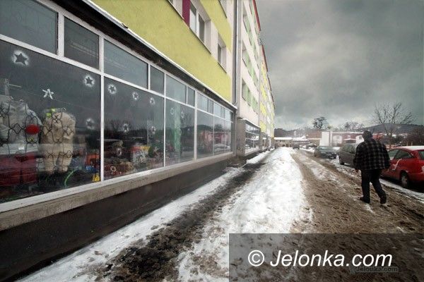 JELENIA GÓRA: Kopernika w zwałach śniegu