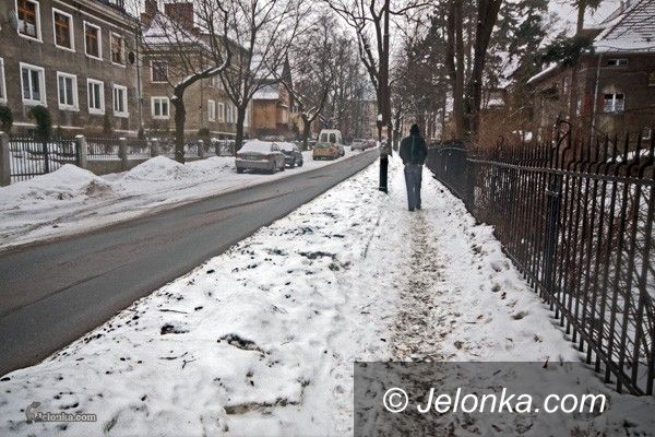 JELENIA GÓRA: Baty za zasypane i śliskie chodniki