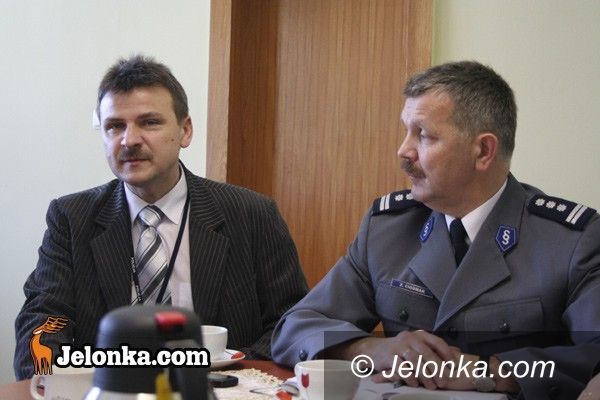JELENIA GÓRA: Policja zza biurek na ulice