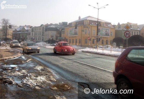 JELENIA GÓRA: Prowizoryczne łatanie dziurawych ulic