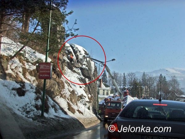 JELENIA GÓRA: Drgania tirów i głazy