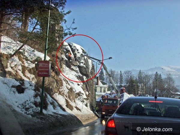 JELENIA GÓRA: Drgania tirów i głazy