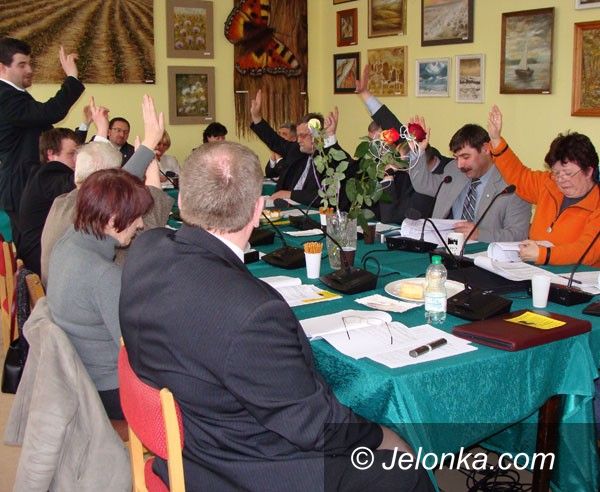 SZKLARSKA PORĘBA: Spór radnych z mieszkańcami wodą podlany