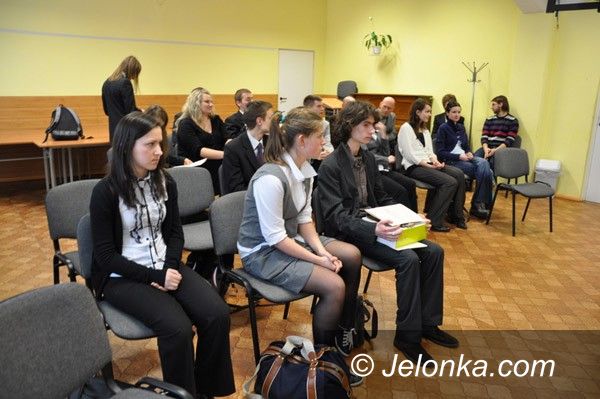 JELENIA GÓRA: Laptop za wiedzę o prawach człowieka