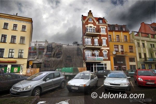 JELENIA GÓRA: Rośnie plomba przy Bankowej
