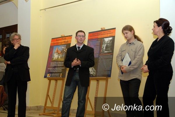 JELENIA GÓRA: Hauptmann obok Norwida