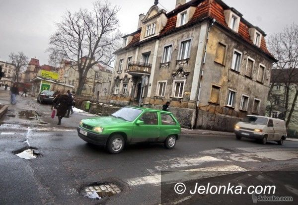 JELENIA GÓRA: Przedwiośnie w dziurach