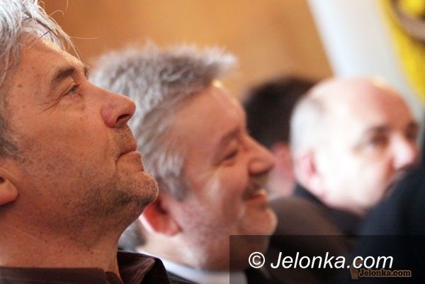 JELENIA GÓRA: Dziurawymi drogami do normalności