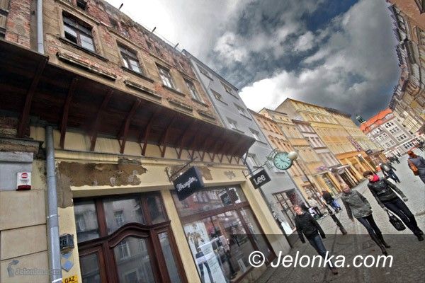 JELENIA GÓRA: Cegły z rudery – na przechodniów&#8230;