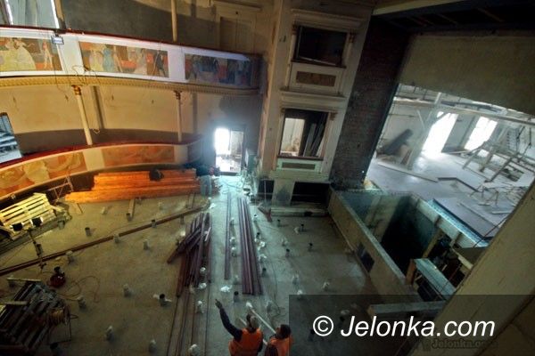JELENIA GÓRA: Turkusowy teatr blisko półmetka