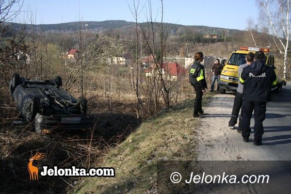 JELENIA GÓRA: Ucieczka po dachowaniu