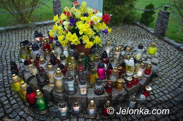 MYSŁAKOWICE: Procesja pamięci w Mysłakowicach