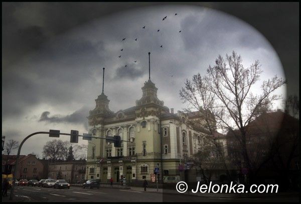 JELENIA GÓRA: Żałoba nie wszędzie widoczna