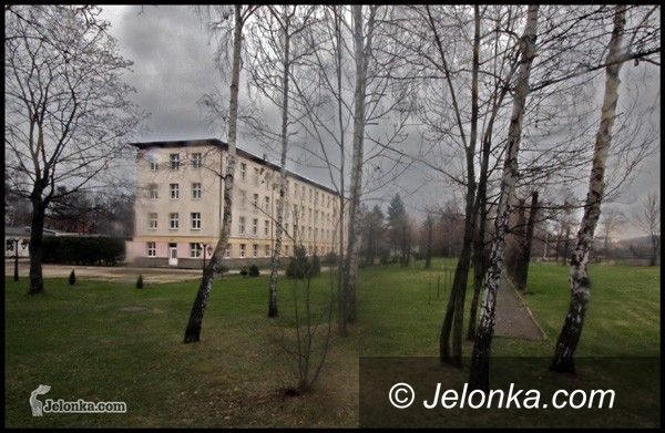 JELENIA GÓRA: Szoruj babciu do kolejki pięć po czwartej