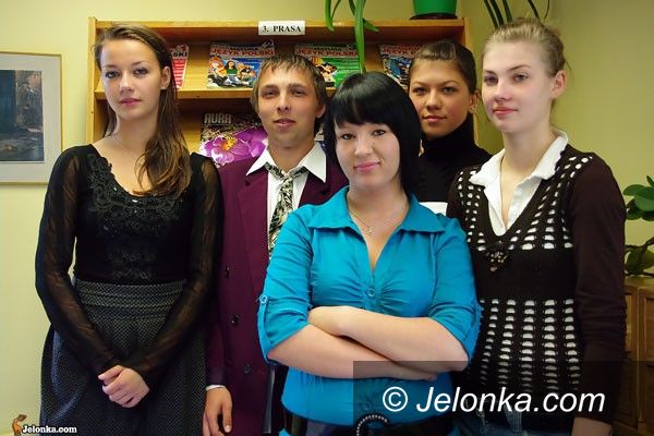 JELENIA GÓRA: Młodzi sprzedawcy za ladą