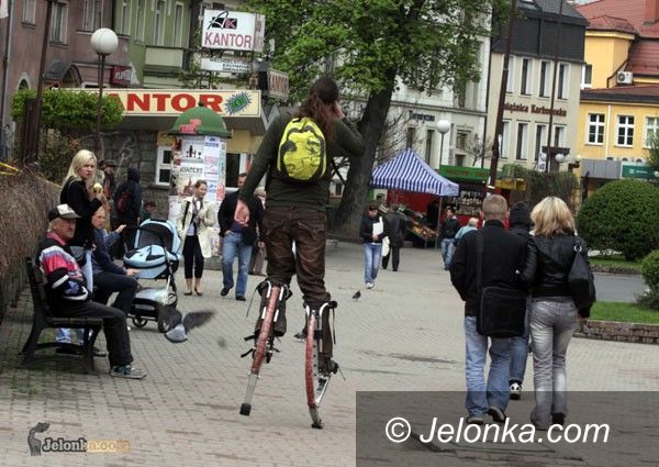 JELENIA GÓRA: Spacer na sprężynujących kopytach