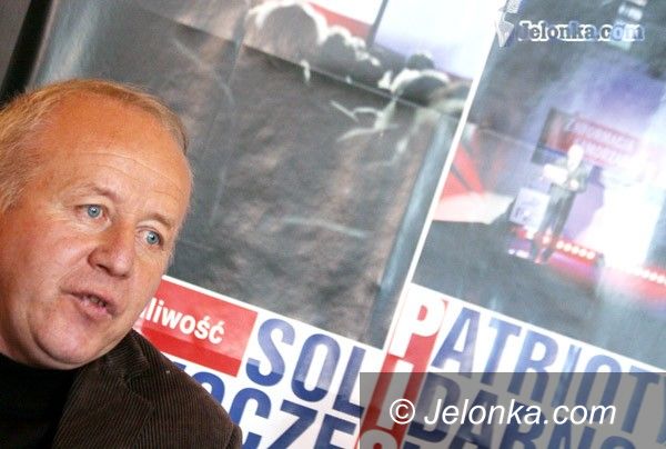 JELENIA GÓRA: W szpital kijem i marchewką