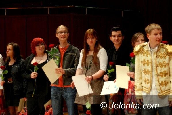 JELENIA GÓRA: Wyśpiewali roczny kurs języka obcego!