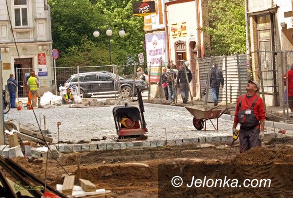 JELENIA GÓRA: Brukowanie ulic wokół pasażu