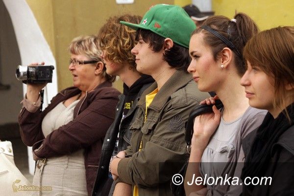 JELENIA GÓRA: Czasem słońce, czasem deszcz nad Rynkiem