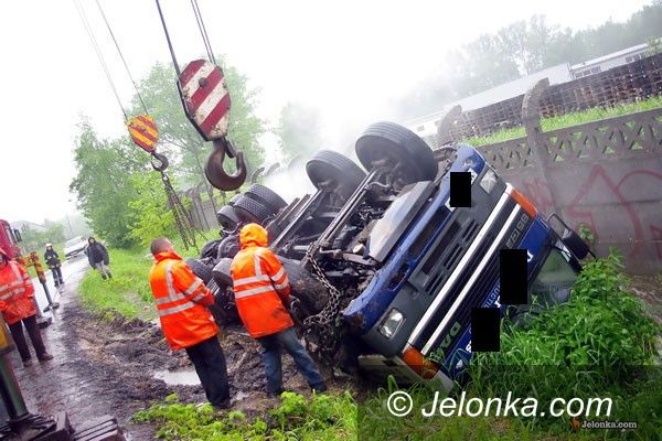 JELENIA GÓRA: Ciężarówka ugrzęzła w rowie