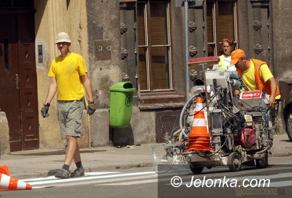 JELENIA GÓRA: Malowanie pasów podlewane deszczem
