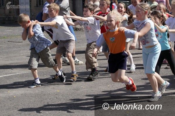 JELENIA GÓRA: Wesoła „siódemka” w słońcu skąpana