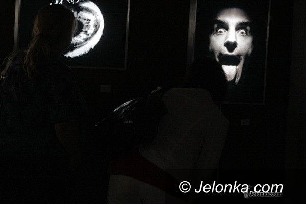 JELENIA GÓRA: Ciemna dziura i ból egzystencji