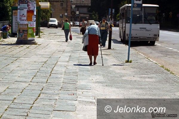 JELENIA GÓRA: Taki chodnik i ulica to wstyd