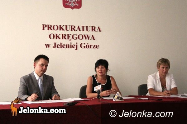 JELENIA GÓRA/kraj: Prokuratura przed sądami za corhydron