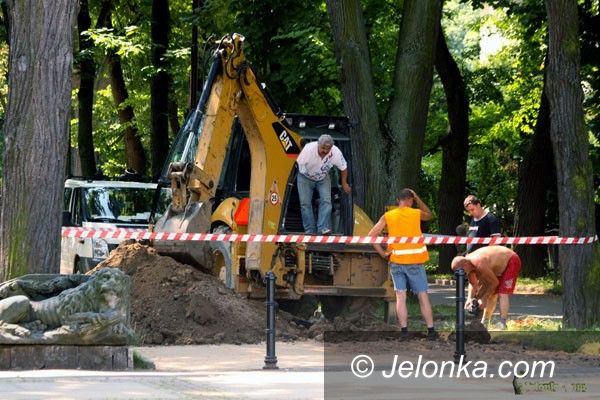 JELENIA GÓRA: Kuracja młotem i błotem