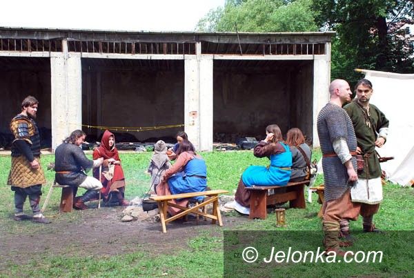 SIEDLĘCIN: Boje wojów w cieniu wieży