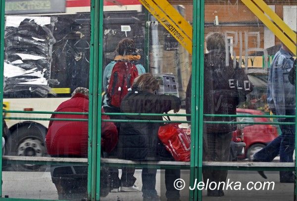 JELENIA GÓRA: Kontroler biletów „pod ochroną”