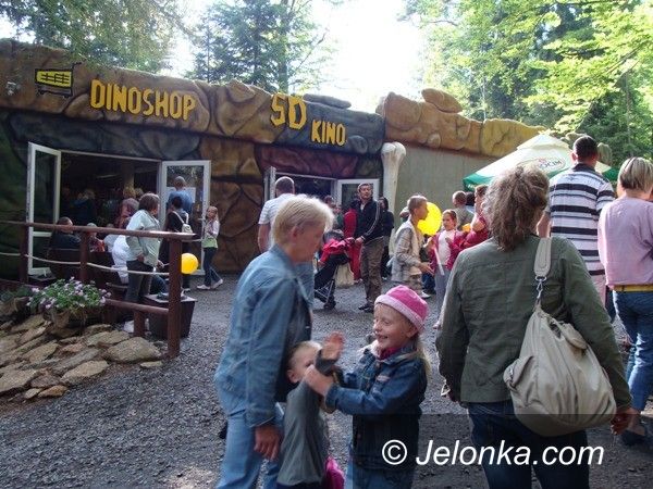 SZKLARSKA PORĘBA: Tłumy wśród dinozaurów