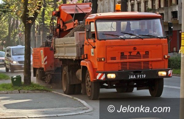 JELENIA GÓRA: Sprzątają ulice z brudów