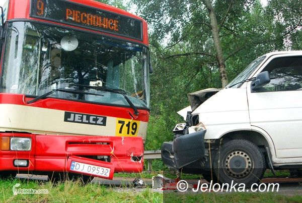 JELENIA GÓRA: Dziewiątka i bus w opałach