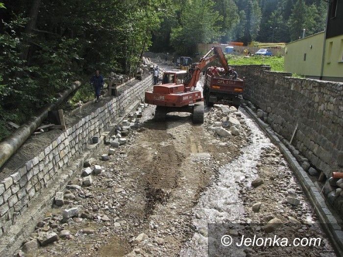KARPACZ: Potok Łomniczka regulowany