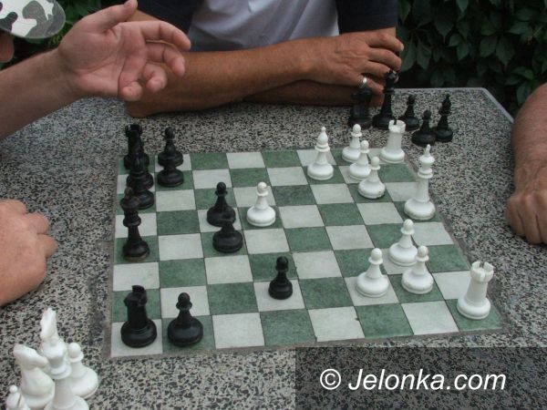 JELENIA GÓRA: Szach i mat przy  Bankowej
