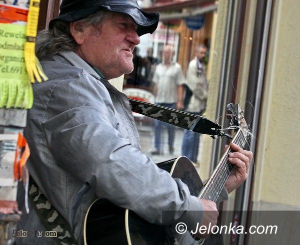 JELENIA GÓRA: Chłopak z gitarą daje radę