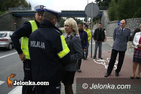 JELENIA GÓRA: Bezpieczni w drodze do szkoły przez ruchliwą "trójkę"