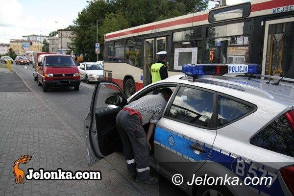 JELENIA GÓRA: Przez pośpiech potrącił kobietę