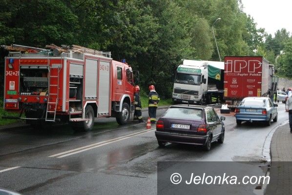 JELENIA GÓRA: Groźnie na rondzie: zderzenie tirów