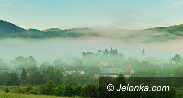 JELENIA GÓRA: Sosnówka wśród mgieł promocyjnym zdjęciem