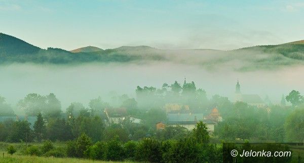 JELENIA GÓRA: Sosnówka wśród mgieł promocyjnym zdjęciem