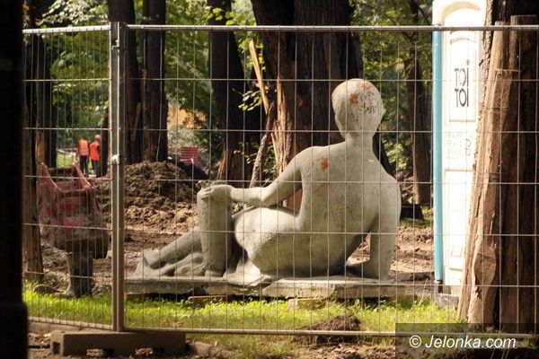 JELENIA GÓRA: Rzeźba Marysieńki przy wychodku