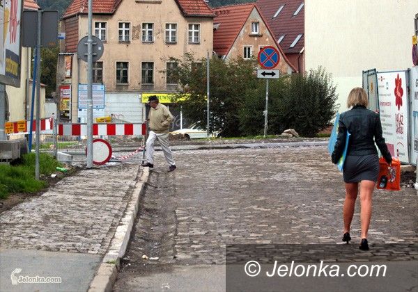 JELENIA GÓRA: I jak tu chodzić po jeleniogórskim bruku