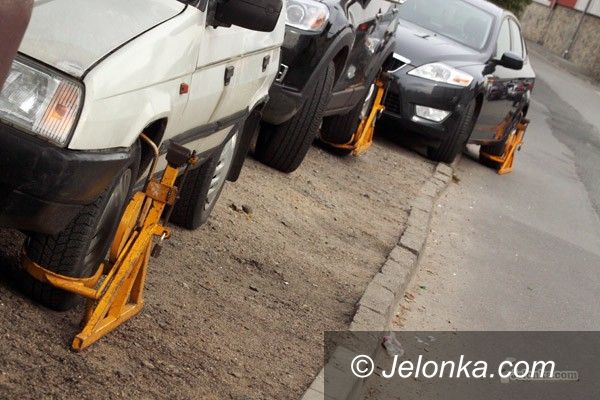 JELENIA GÓRA: Blokady na Jeleniej. Tuż przy parkingu